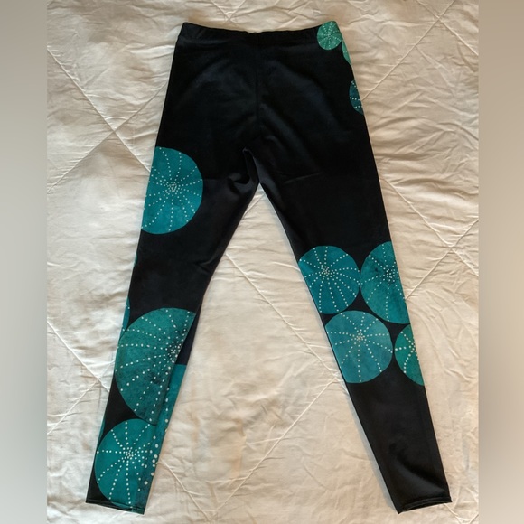 🆕 Red Bubble Turquoise Cactus Field Leggings - Picture 3 of 10